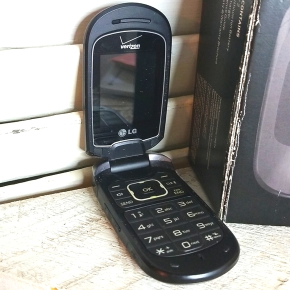 Old School Verizon LG Revere 2 Flip Phone - Picture 2 of 4